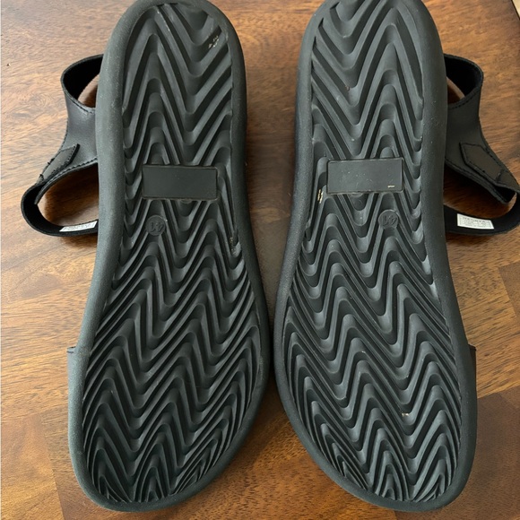 Women’s comfort sandal. Size 10. - Picture 4 of 4